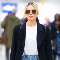 margot-robbie-airport-jeans-285319-1580775561627-square