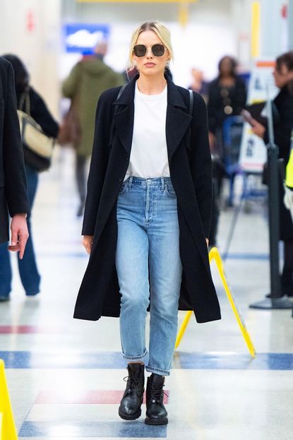 Margot Robbie Wore Rigid Jeans for a Flight | Who What Wear