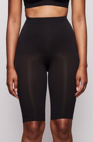 Skims + Sculpting Seamless Above the Knee Shorts in Onyx