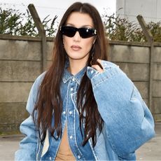 bella-hadid-baggy-jeans-285932-1583275129036-square