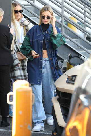 low-rise-baggy-jeans-hailey-bieber-286090-1583954017416-main
