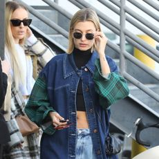 low-rise-baggy-jeans-hailey-bieber-286090-1583955337411-square
