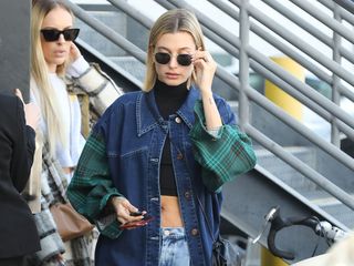 low-rise-baggy-jeans-hailey-bieber-286090-1583957670244-main