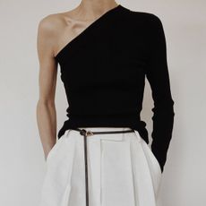 minimalist-outfits-286331-1585015219504-square
