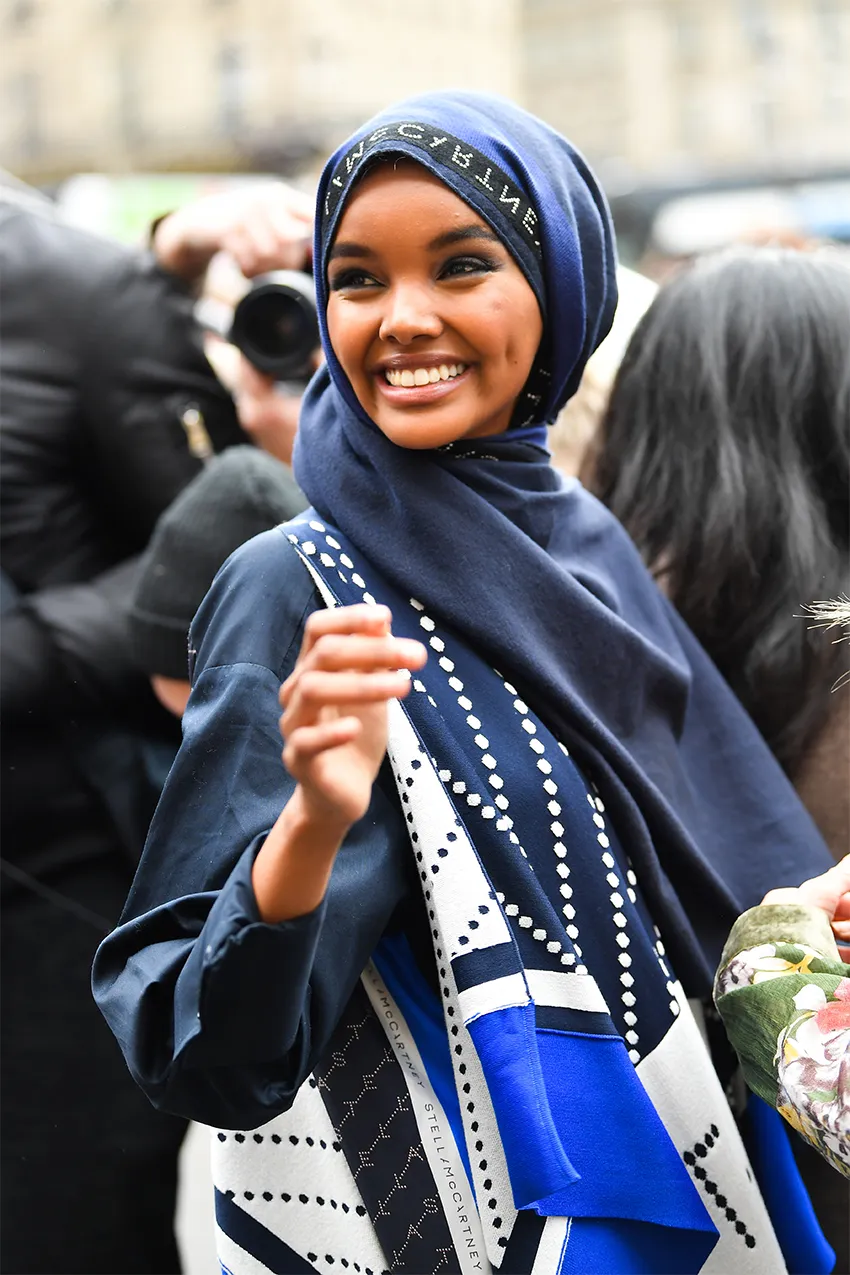 Une femme portant un hijab dans l'espace public