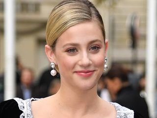 lili-reinhart-makeup-routine-286356-1585096124414-main