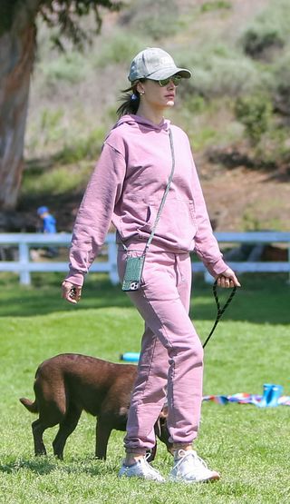 celebrity-sweatpant-outfits-286554-1585851563466-image