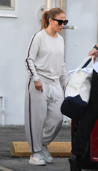 celebrity-sweatpant-outfits-286554-1585851567577-image