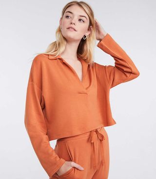 Lou 
Grey + Signaturesoft Plush Cropped V-Neck Top