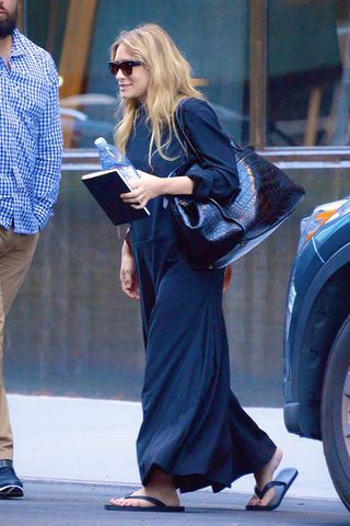 mary-kate-ashley-olsen-inspired-dressing-286907-1587668763069-main