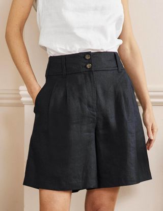 Boden + Linen Pleat Shorts in Navy