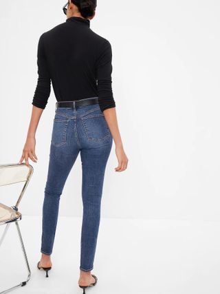 Model wearing Gap High Rise True Skinny Jeans With Washwell with back turned to camera