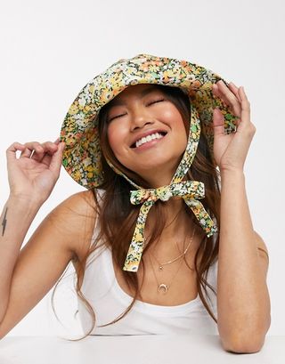 ASOS Design + Fisherman Hat With Ties in '70s Floral Print
