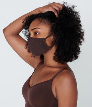 Skims + Seamless Face Mask in Cocoa