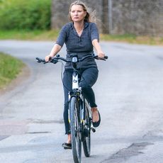kate-moss-bike-outfit-287878-1592902502615-square