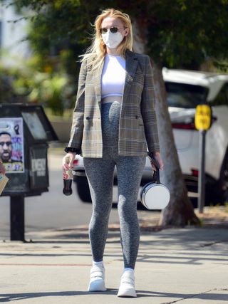 sophie-turner-maternity-outfits-288174-1594745206239-main
