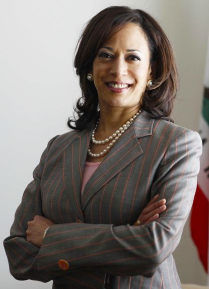 Kamala Harris Has Worn Her Signature Pearls For 35 Years | Who What Wear