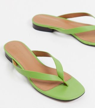 Who What Wear + Cali Toe Thong Flat Sandals in Green Leather