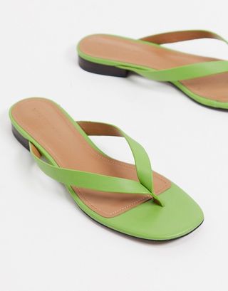 What What Wear + Cali Toe Thong Flat Sandals in Green Leather