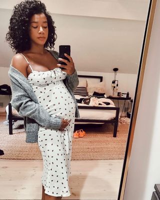 celebrity-pregnancy-outfits-289428-1601674046408-image