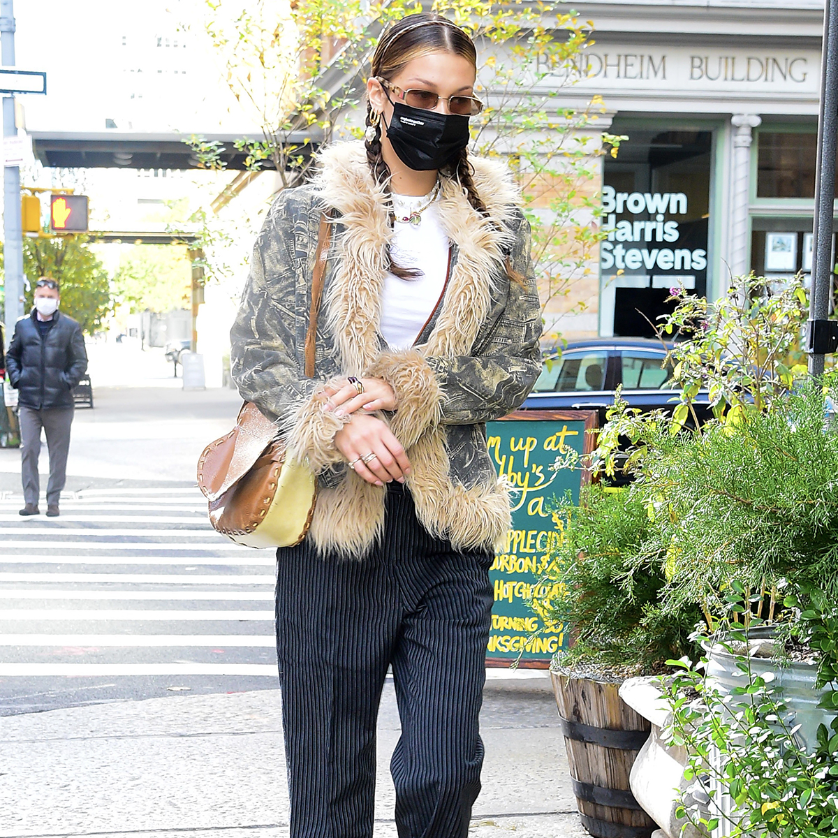 Jennifer Lopez Wears Black Leggings, Nike Sneakers at the Gym in Miami