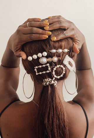 hair-accessory-trends-2021-290680-1608002119877-image