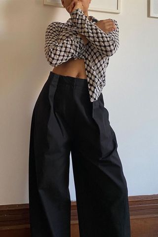 low-rise-pant-outfits-291005-1610126208477-image