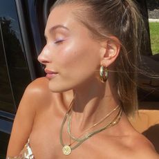 hailey-bieber-jewelry-trends-291137-1610740080116-square