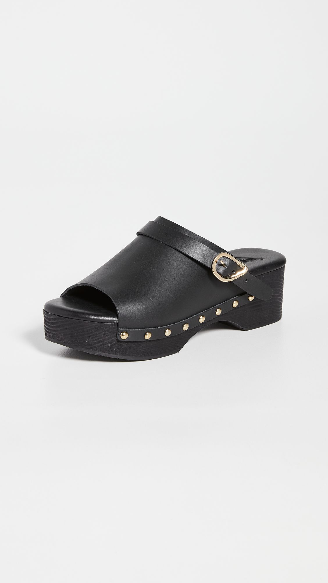 Mindy kaling wore the official ugly shoe trend of 2021 who what wear