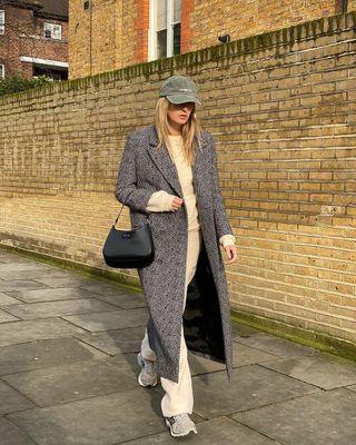 phoebe-dynevor-sweatpants-outfit-291442-1612386246308-image