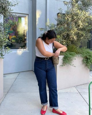 how-to-wear-mom-jeans-291558-1680103099109-main