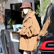 bucket-hat-hailey-bieber-291727-1613754081734-square