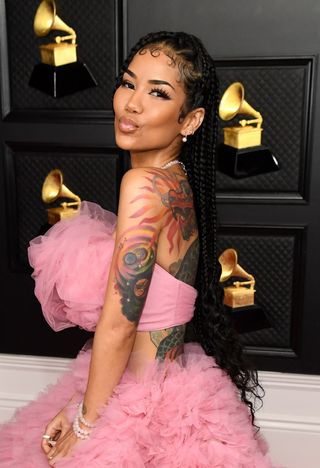 best-beauty-looks-grammy-awards-2021-292124-1615770010082-image