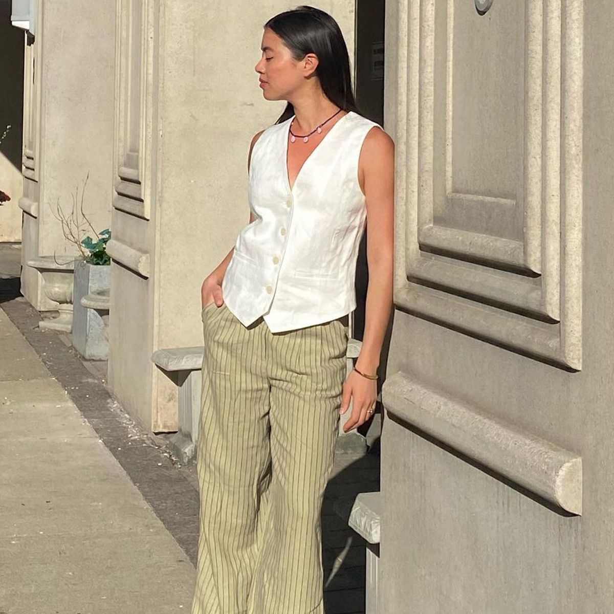 What to Wear With White Linen Pants - Take It From Nicole