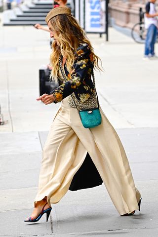carrie-bradshaw-outfits-and-just-like-that-294348-1626973326838-image