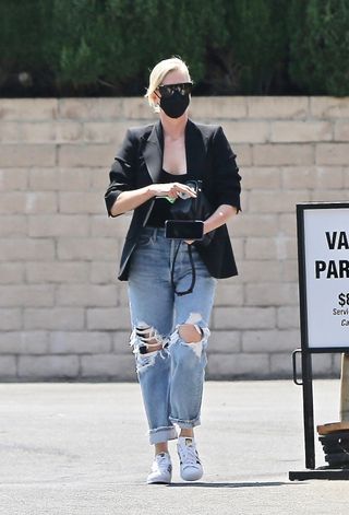 charlize-theron-baggy-jeans-294390-1627268369248-image