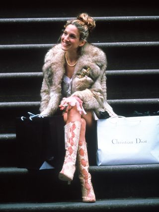 carrie-bradshaw-rewearing-outfits-294763-1629119169173-image