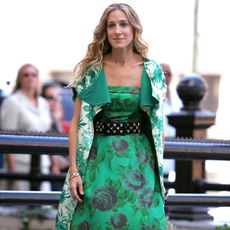carrie-bradshaw-rewearing-outfits-294763-1629136347305-square