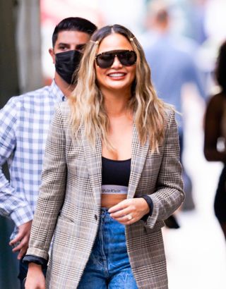 chrissy-teigen-calvin-klein-bra-294986-1630029047727-image