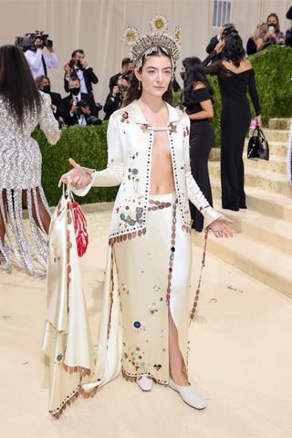 met-gala-red-carpet-outfits-2021-295212-1631601957091-image