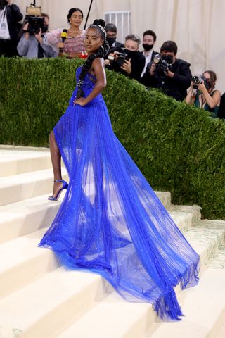 met-gala-red-carpet-outfits-2021-295212-1631602150727-image