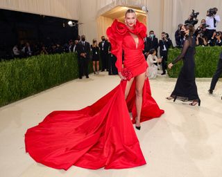 met-gala-red-carpet-outfits-2021-295212-1631602271533-image