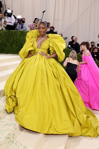 met-gala-red-carpet-outfits-2021-295212-1631602278518-image