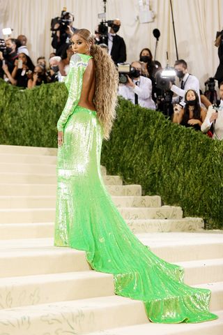 met-gala-red-carpet-outfits-2021-295212-1631602280745-image