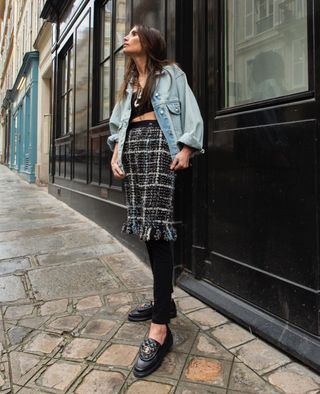 ways-to-wear-jean-jacket-with-skirt-295349-1632185508321-main