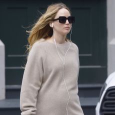 jennifer-lawrence-sweatshirt-outfit-295634-1633717594920-square