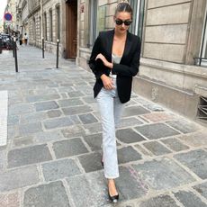 how-french-women-style-jeans-295653-1633968740356-square