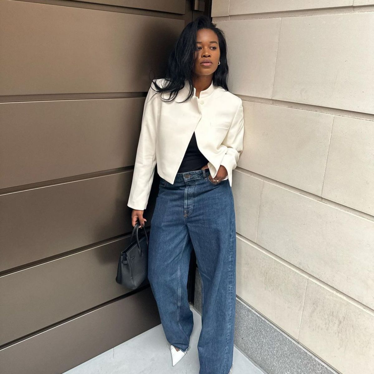 How to Wear a Wide Leg Jeans Outfit - Venti Fashion
