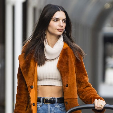 emily-ratajkowski-mom-jeans-297581-1643318626210-square