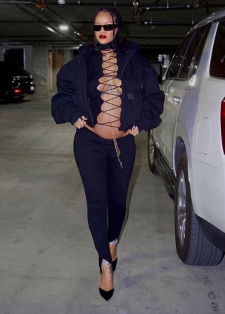 rihanna-pregnancy-outfit-297788-1644349350617-image